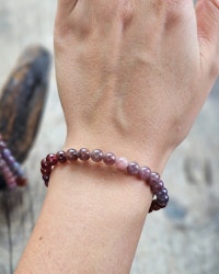 Röd Spinell mix, armband 6mm runda pärlor