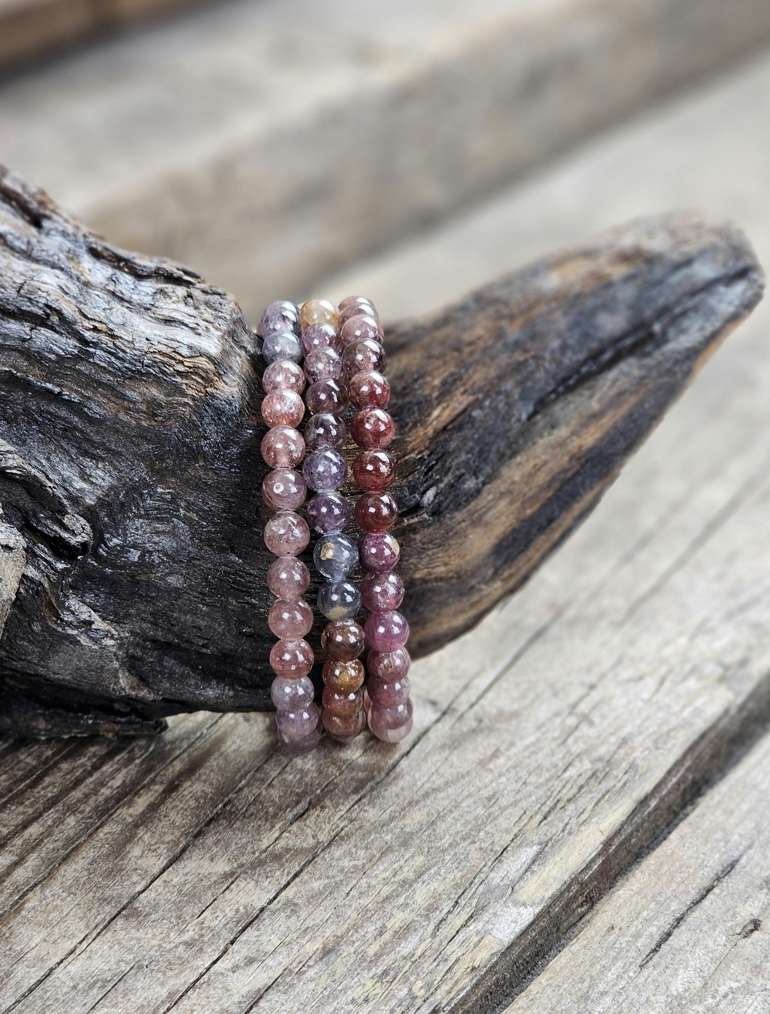 Röd Spinell mix, armband 6mm runda pärlor