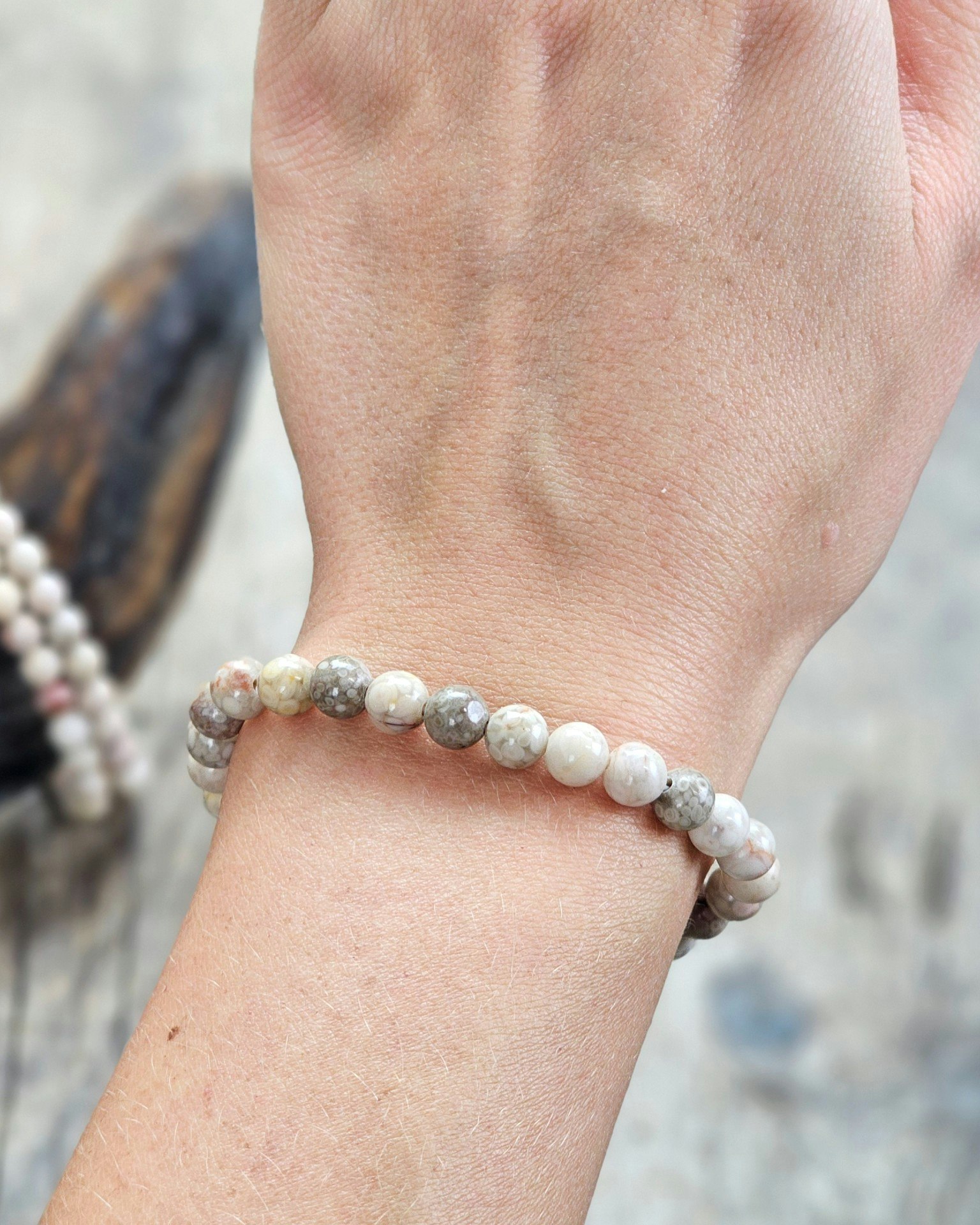 Fossilagat, armband 6mm runda pärlor