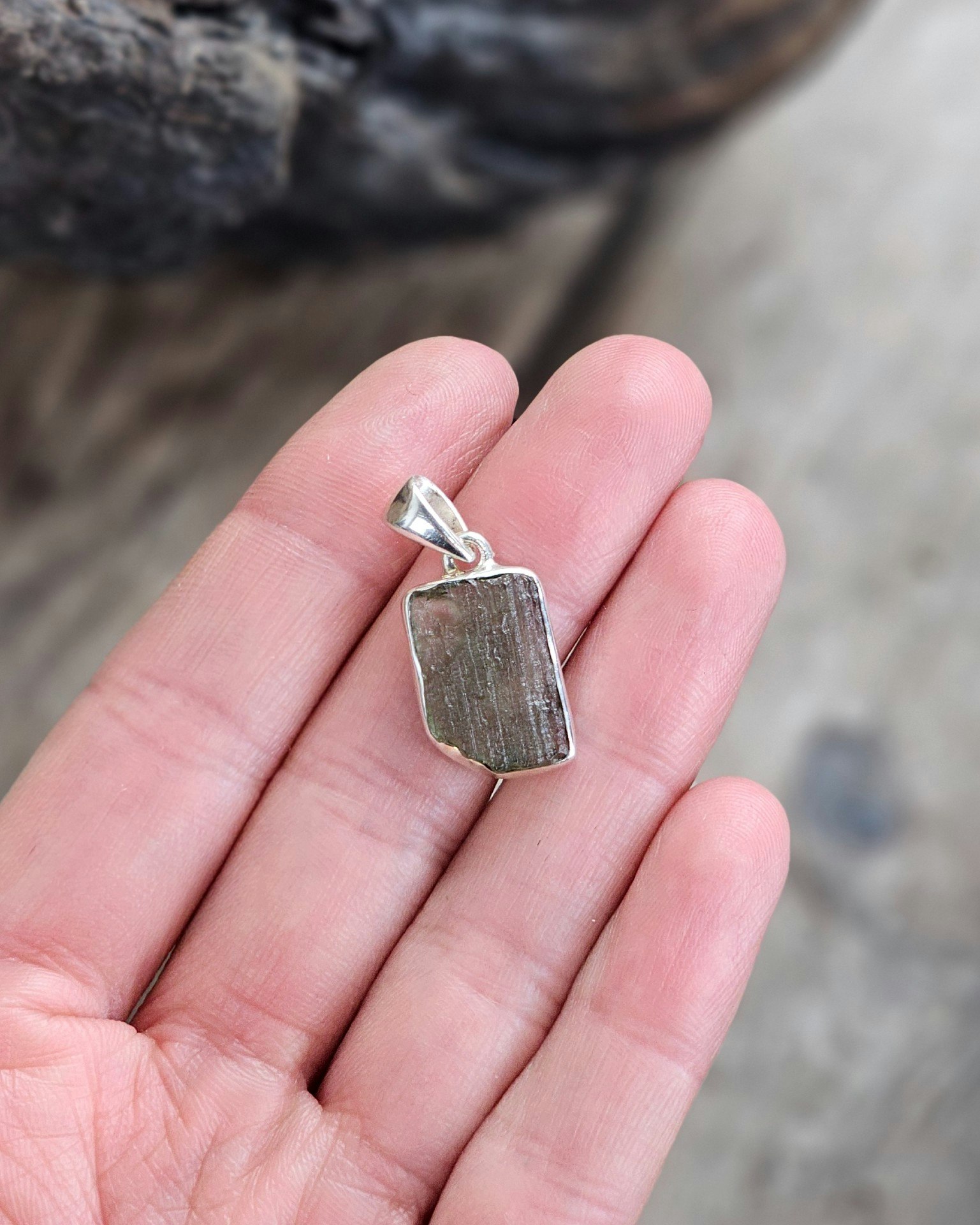 Moldavit rå, 925 silverinfattad hänge #1