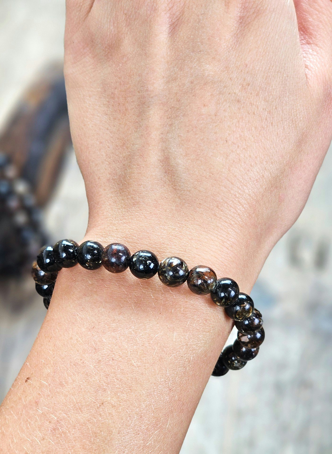 Biotit (Mica), armband 8mm runda pärlor