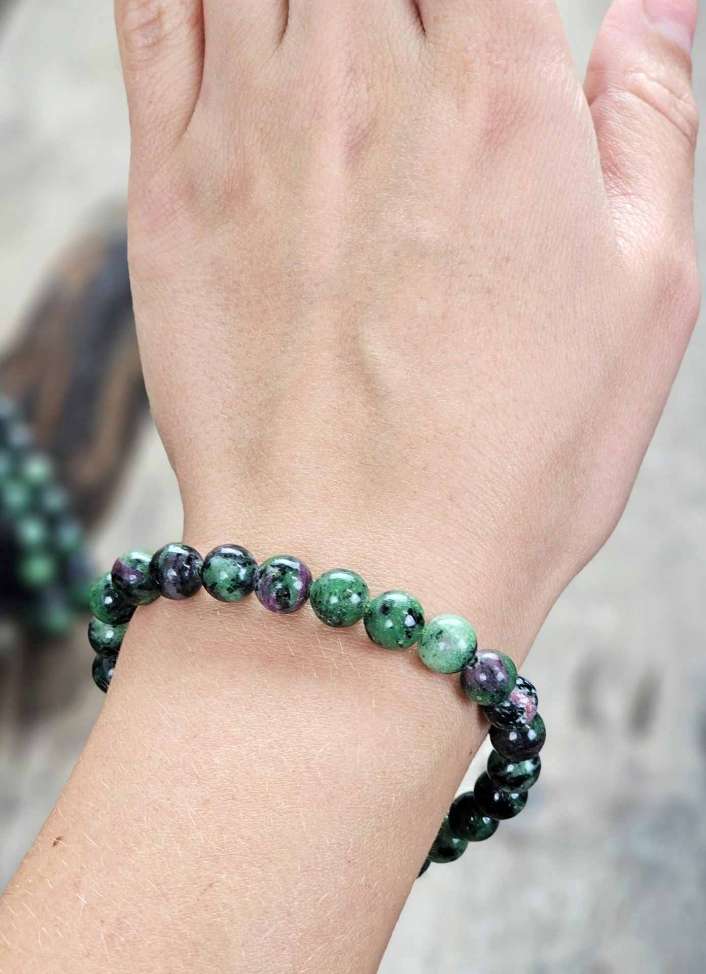 Zoisit med Rubin, armband 8mm runda pärlor