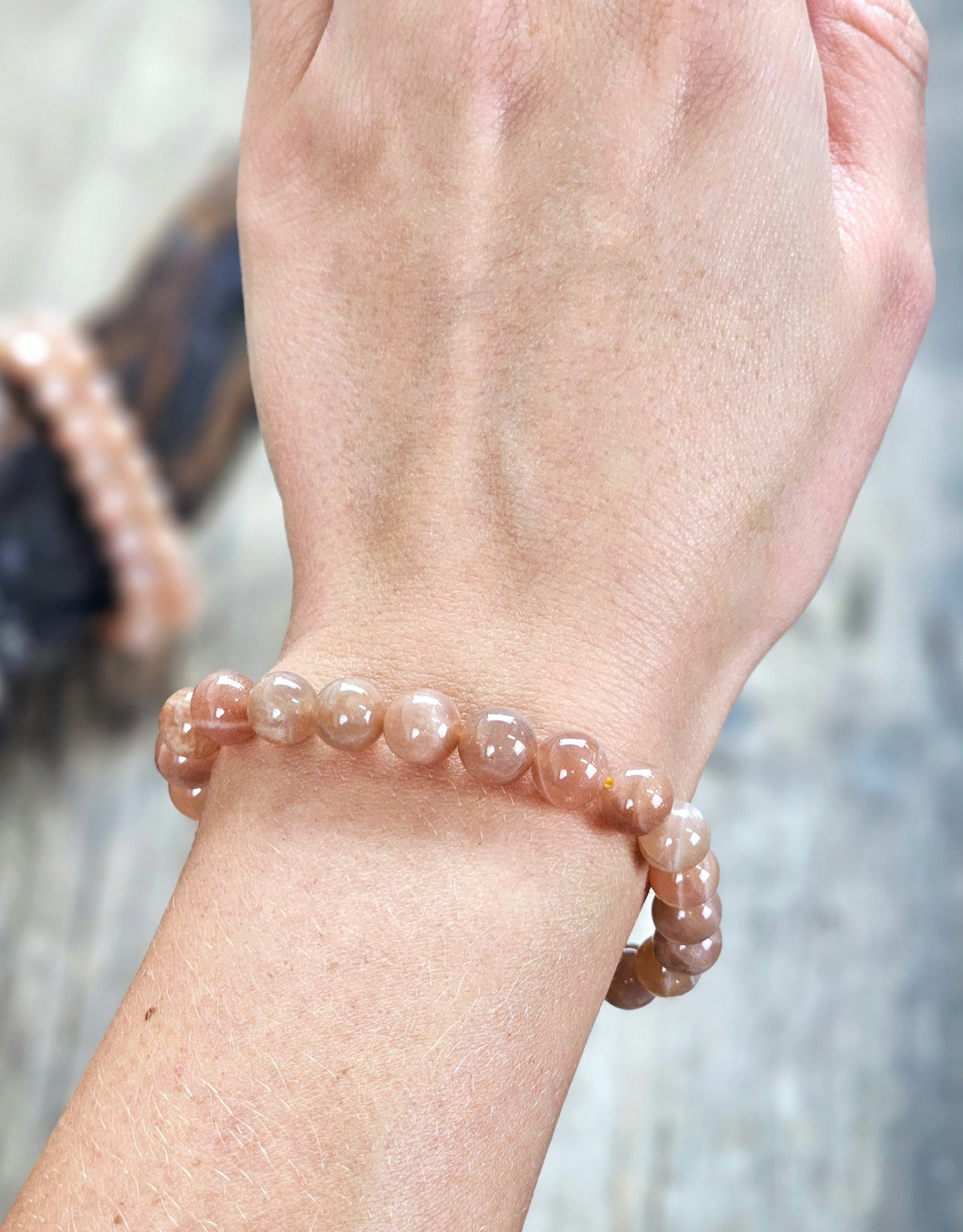 Persikomånsten, armband 8mm runda pärlor