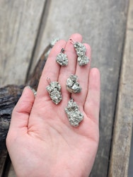 Pyritkluster, rå silverpläterat hänge