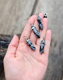 Snöflingeobsidian polerad spets, silverpläterat hänge