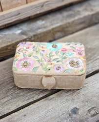 Broderad ask för smycken, kristaller och tarotkort, beige med blommor