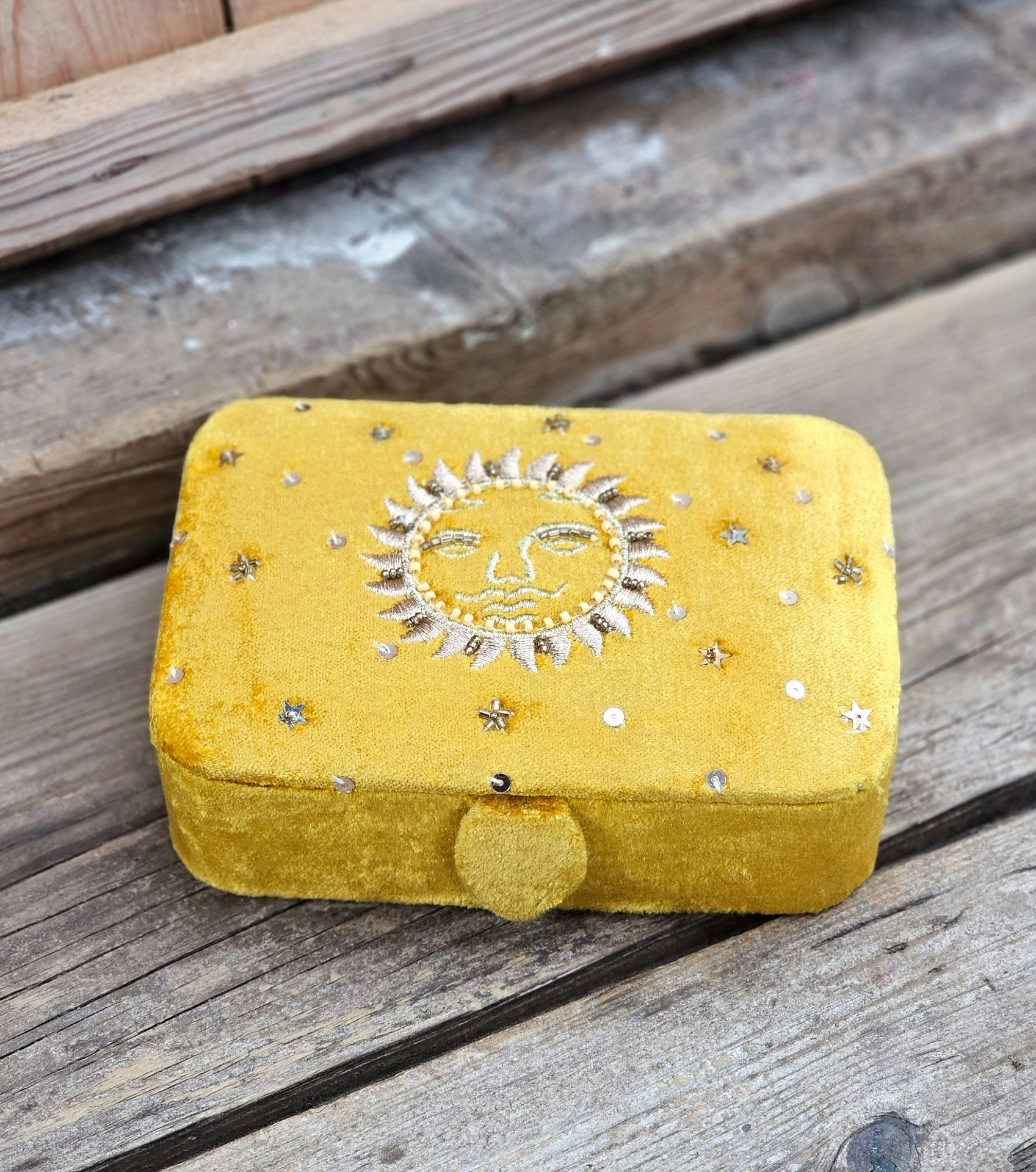 Broderad ask för smycken, kristaller och tarotkort, Solen