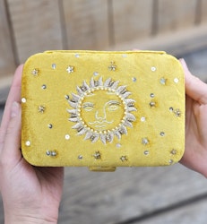 Broderad ask för smycken, kristaller och tarotkort, Solen