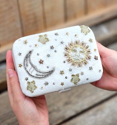 Broderad ask för smycken, kristaller och tarotkort, Solen & Månen