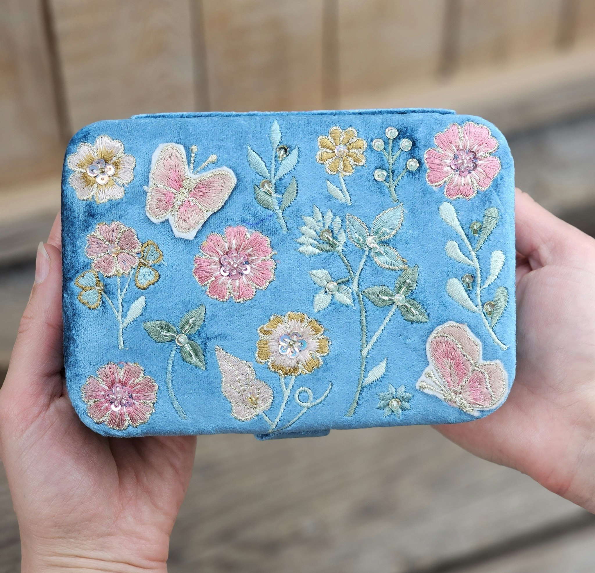 Broderad ask för smycken, kristaller och tarotkort, turkos med blommor