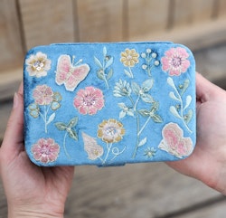 Broderad ask för smycken, kristaller och tarotkort, turkos med blommor
