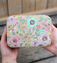 Broderad ask för smycken, kristaller och tarotkort, beige med blommor