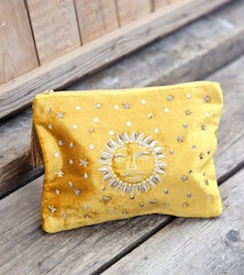 Broderad necessär, Solen
