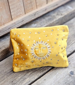 Broderad necessär, Solen