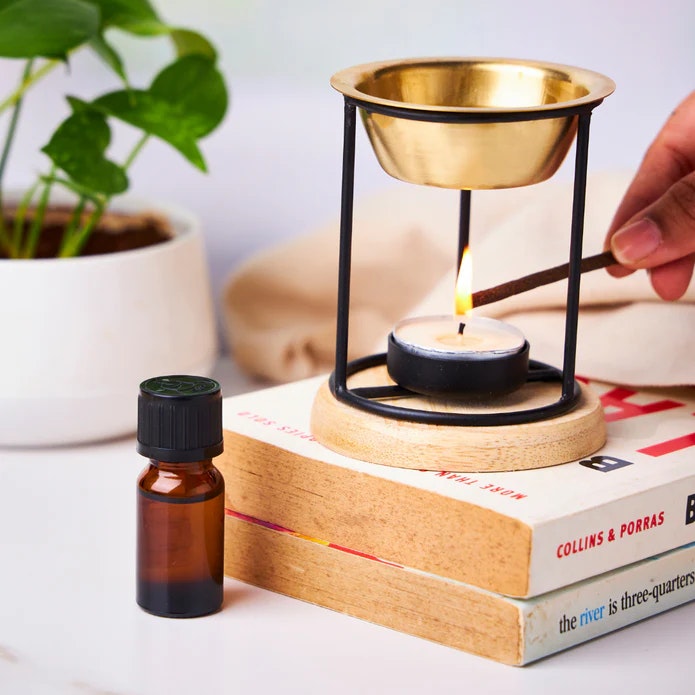 Aromalampa Classic, diffuser svart/guld med träunderlägg