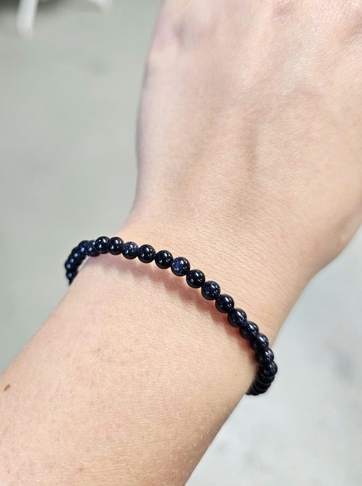 Blå Guldfluss, armband 4mm runda pärlor -30% fyndexemplar (Obs! Syntetisk!)