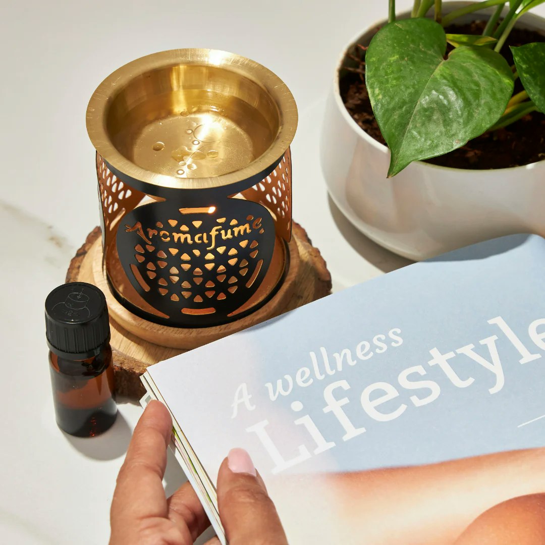 Aromalampa Flower Of Life, diffuser svart/guld med träunderlägg