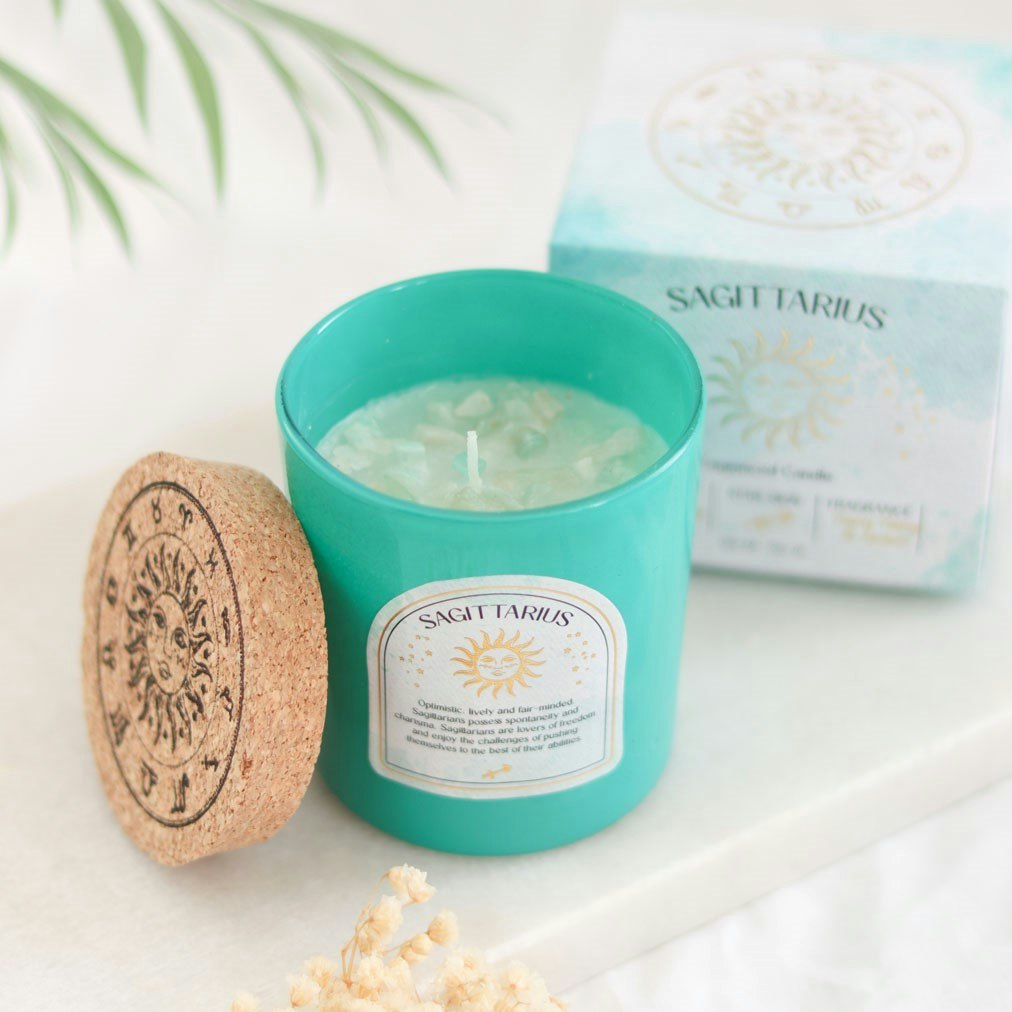 Stjärnteckenljus Skytten (Sagittarius) - Ylang Ylang & Amber, Zodiac doftljus med Amazonit 21h