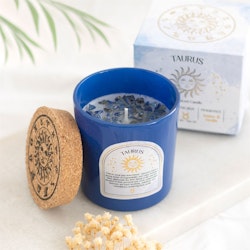 Taurus (Oxen) - Amber & Vanilla, Zodiac doftljus med Lapis Lazuli 21h