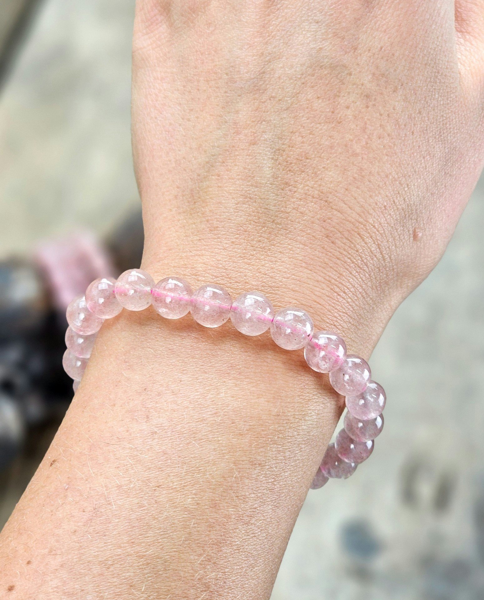 Jordgubbskvarts, armband 8mm runda pärlor
