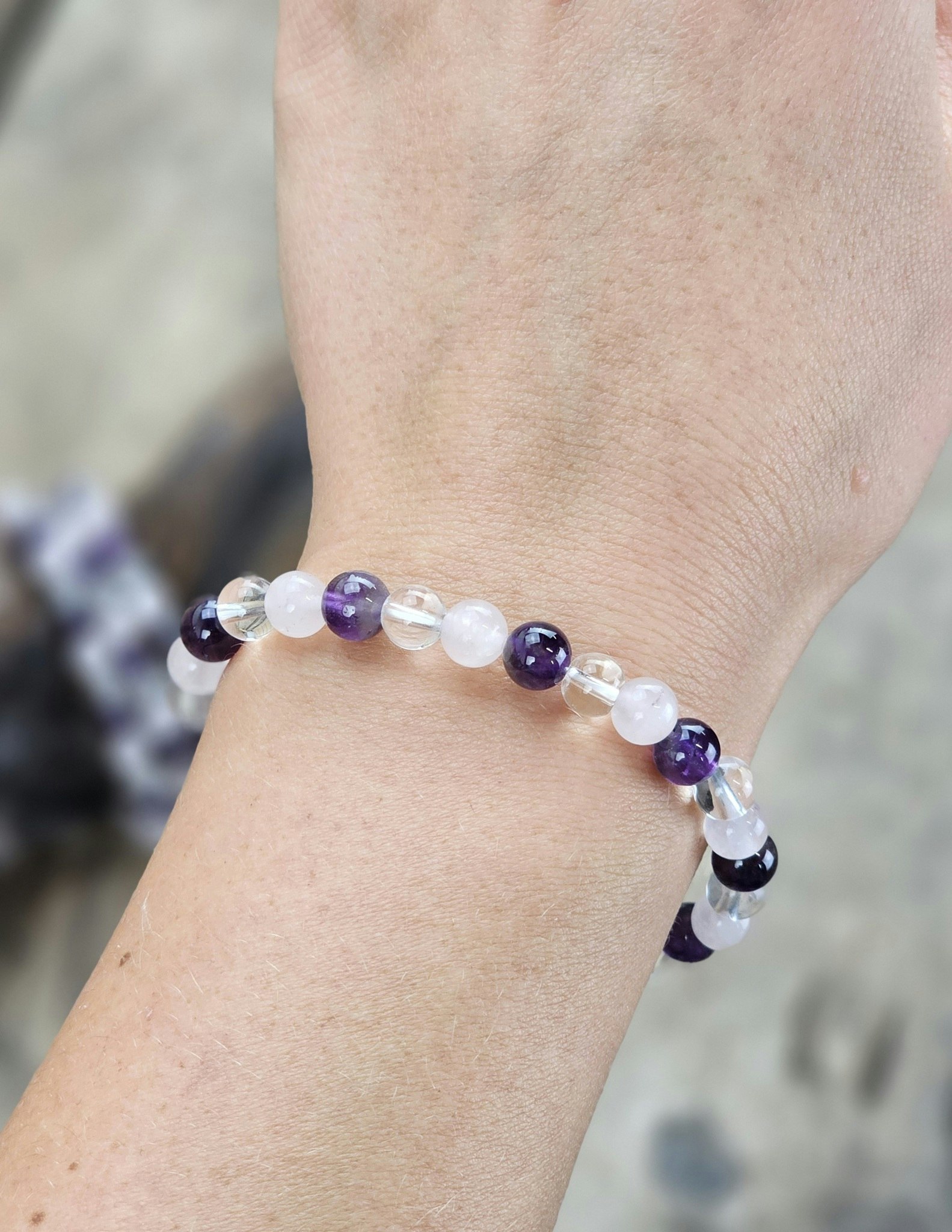 Ametist, Rosenkvarts & Bergkristall mix, armband 6mm runda pärlor