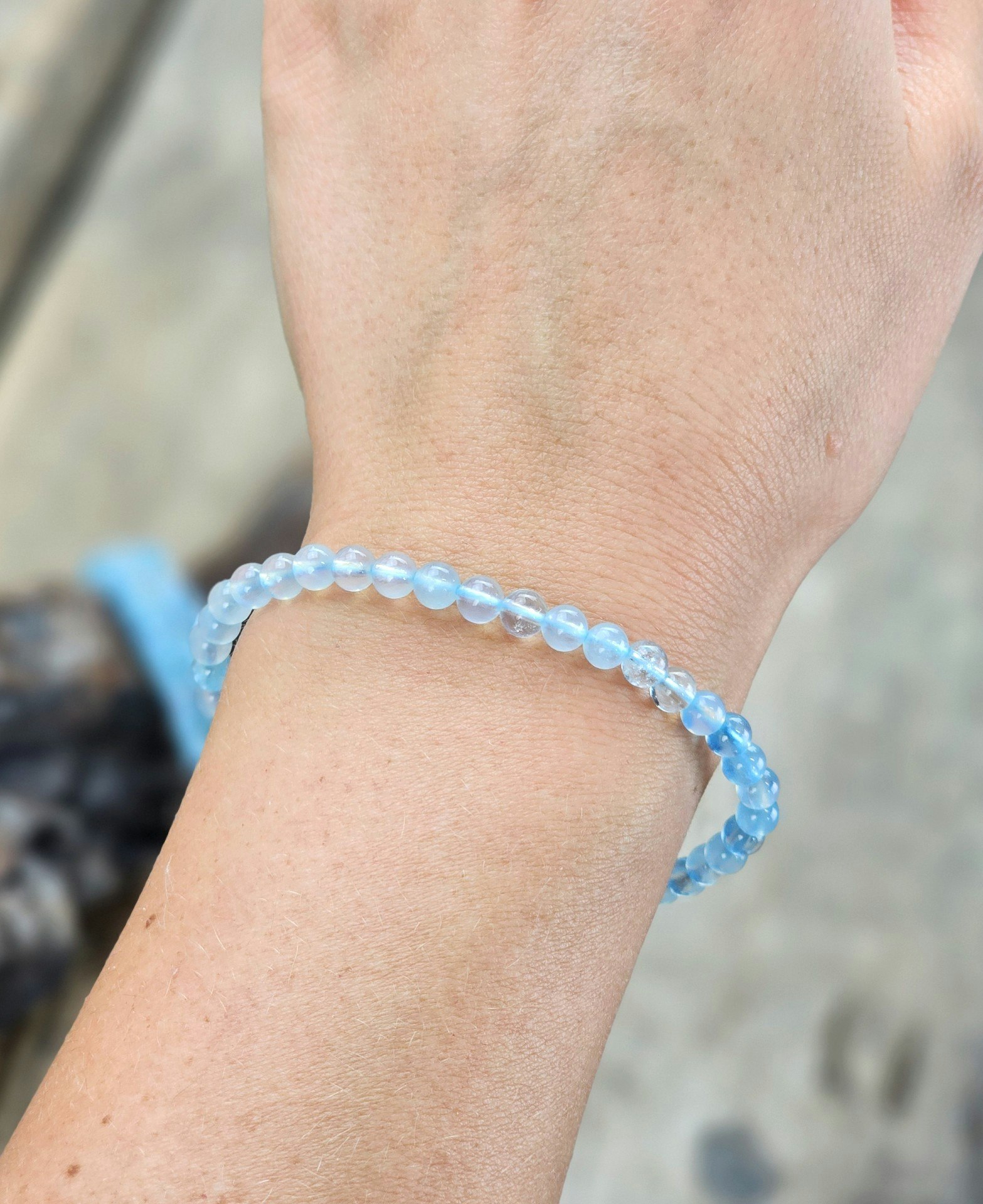 Akvamarin extra, armband 4mm runda pärlor