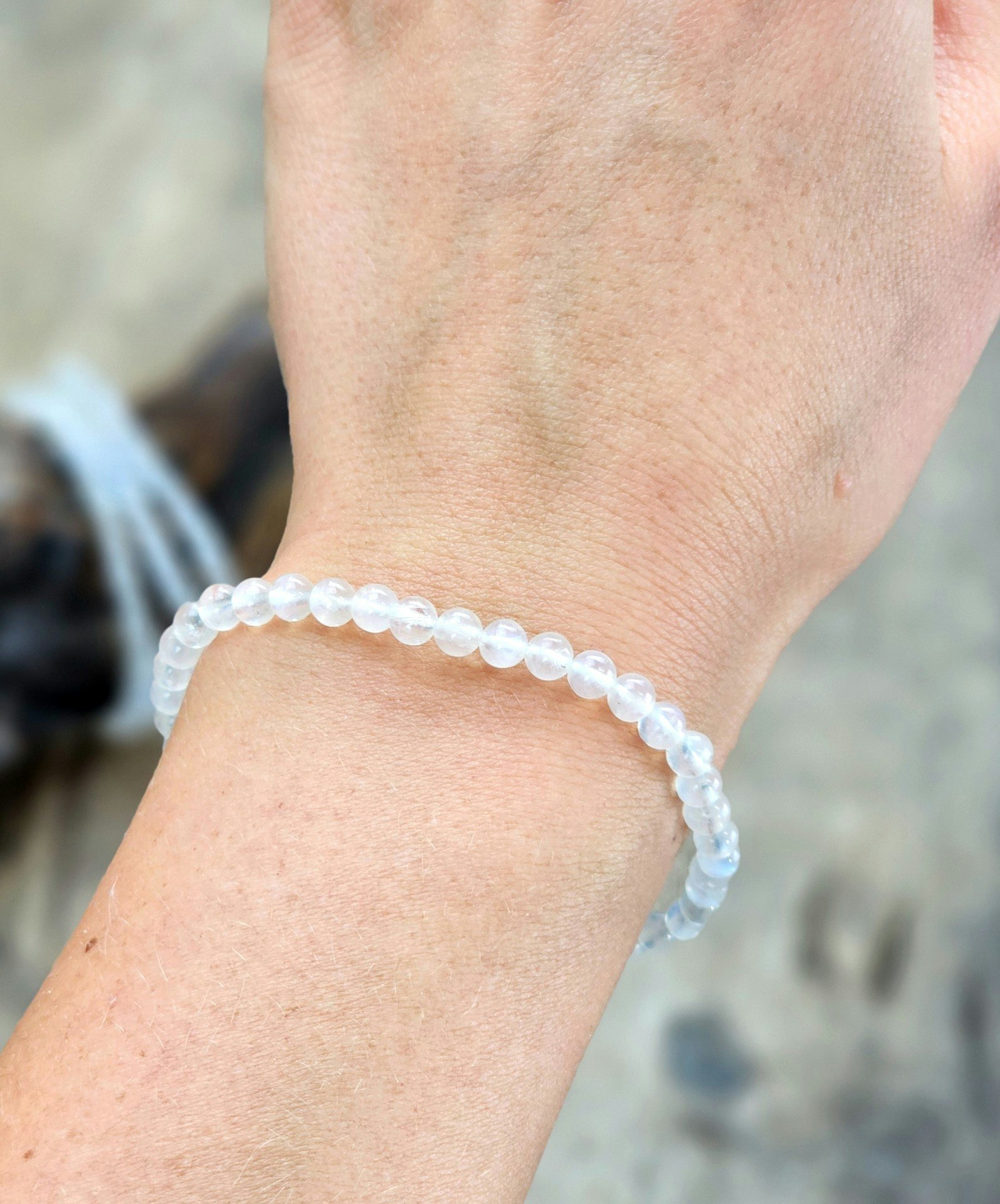 Vit Regnbågsmånsten extra, armband 4mm runda pärlor