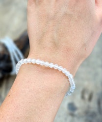 Vit Regnbågsmånsten extra, armband 4mm runda pärlor