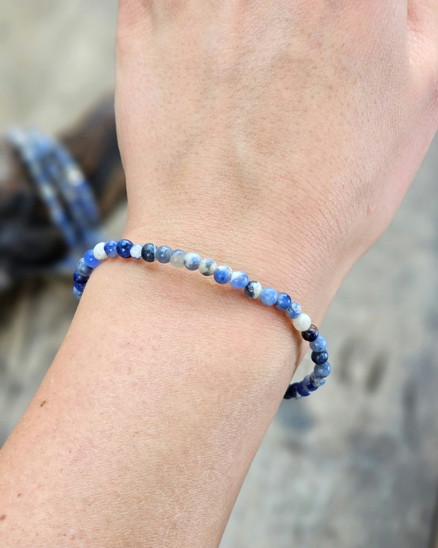 Sodalit med Kalcit, armband 4mm runda pärlor