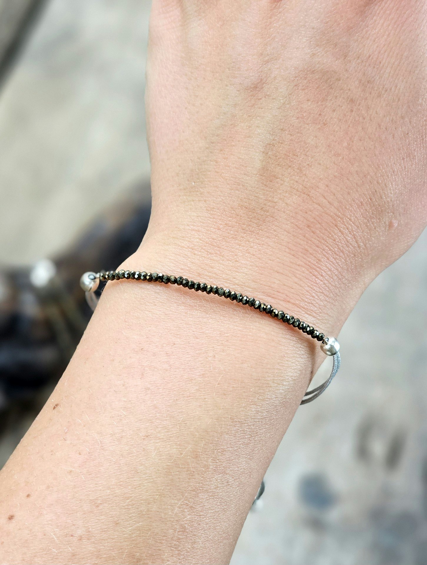 Pyrit, armband 3mm facetterade pärlor macramé