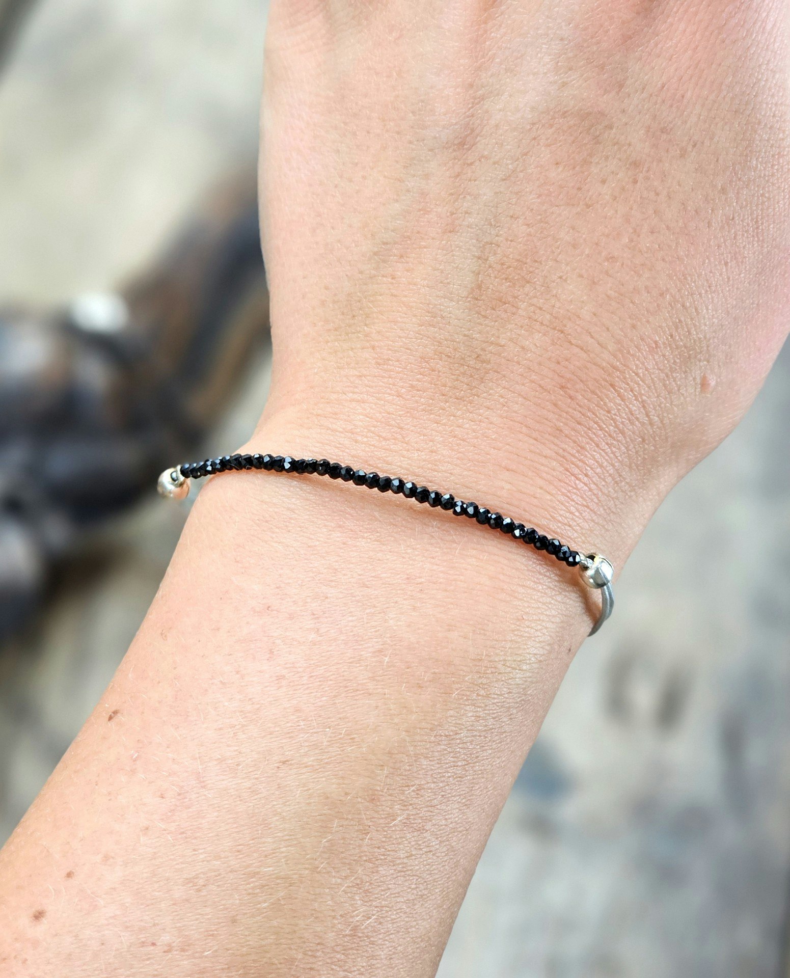 Svart Spinell, armband 3mm facetterade pärlor macramé