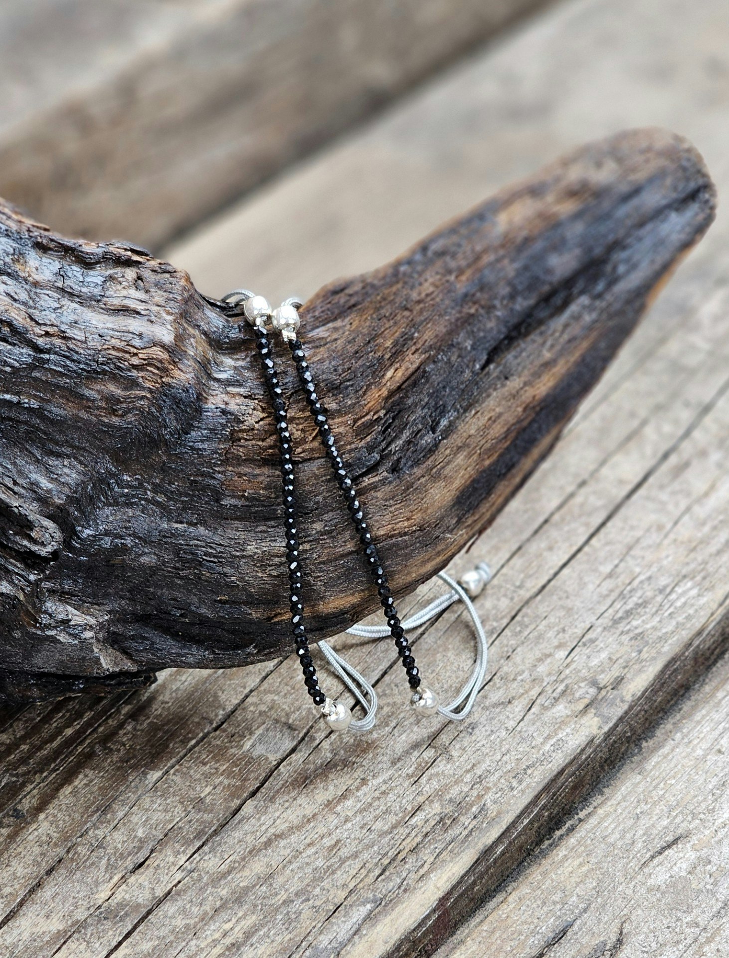 Svart Spinell, armband 3mm facetterade pärlor macramé