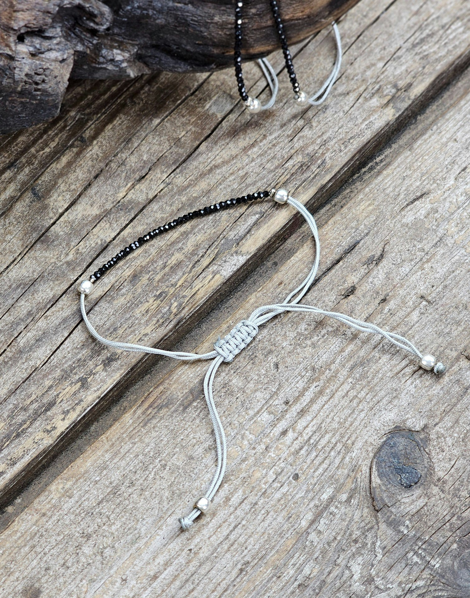 Svart Spinell, armband 3mm facetterade pärlor macramé