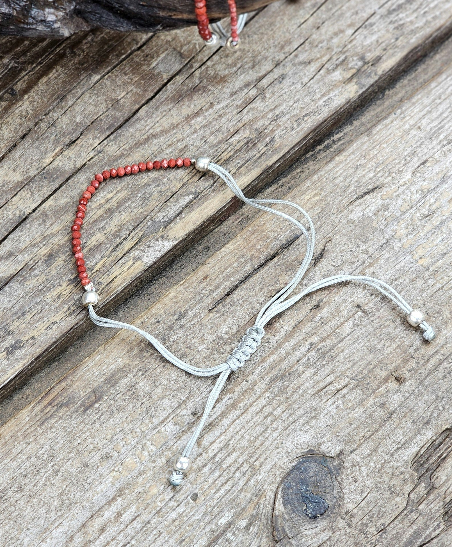 Röd Jaspis, armband 3mm facetterade pärlor macramé