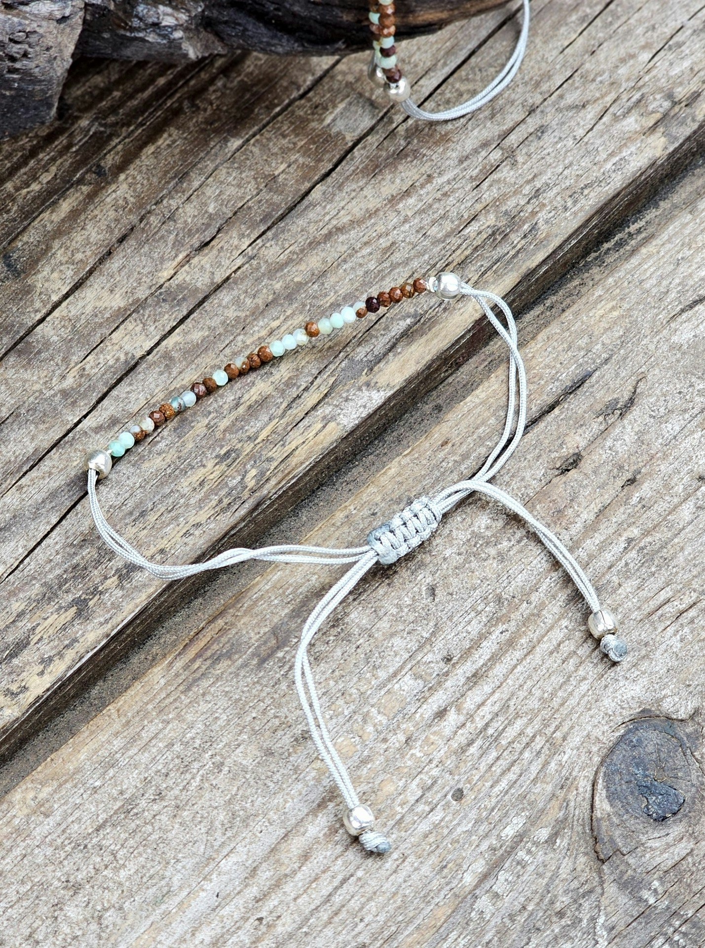 Krysopras, armband 3mm facetterade pärlor macramé