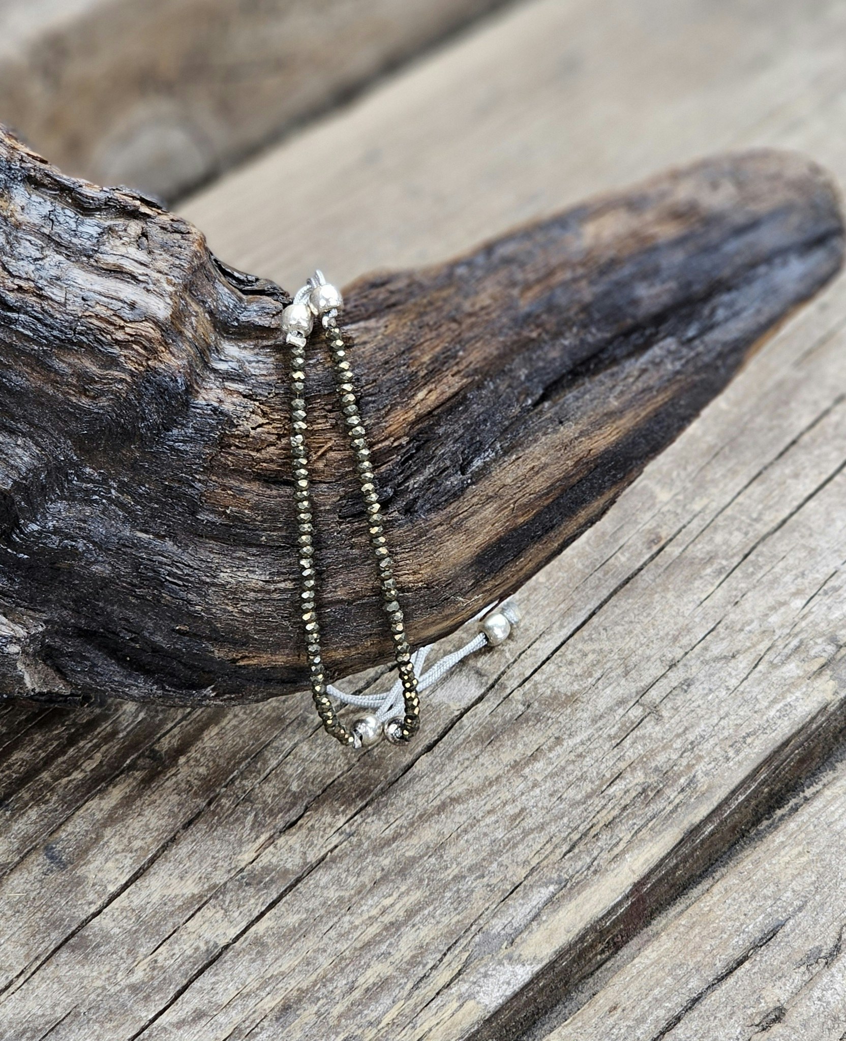 Pyrit, armband 3mm facetterade pärlor macramé