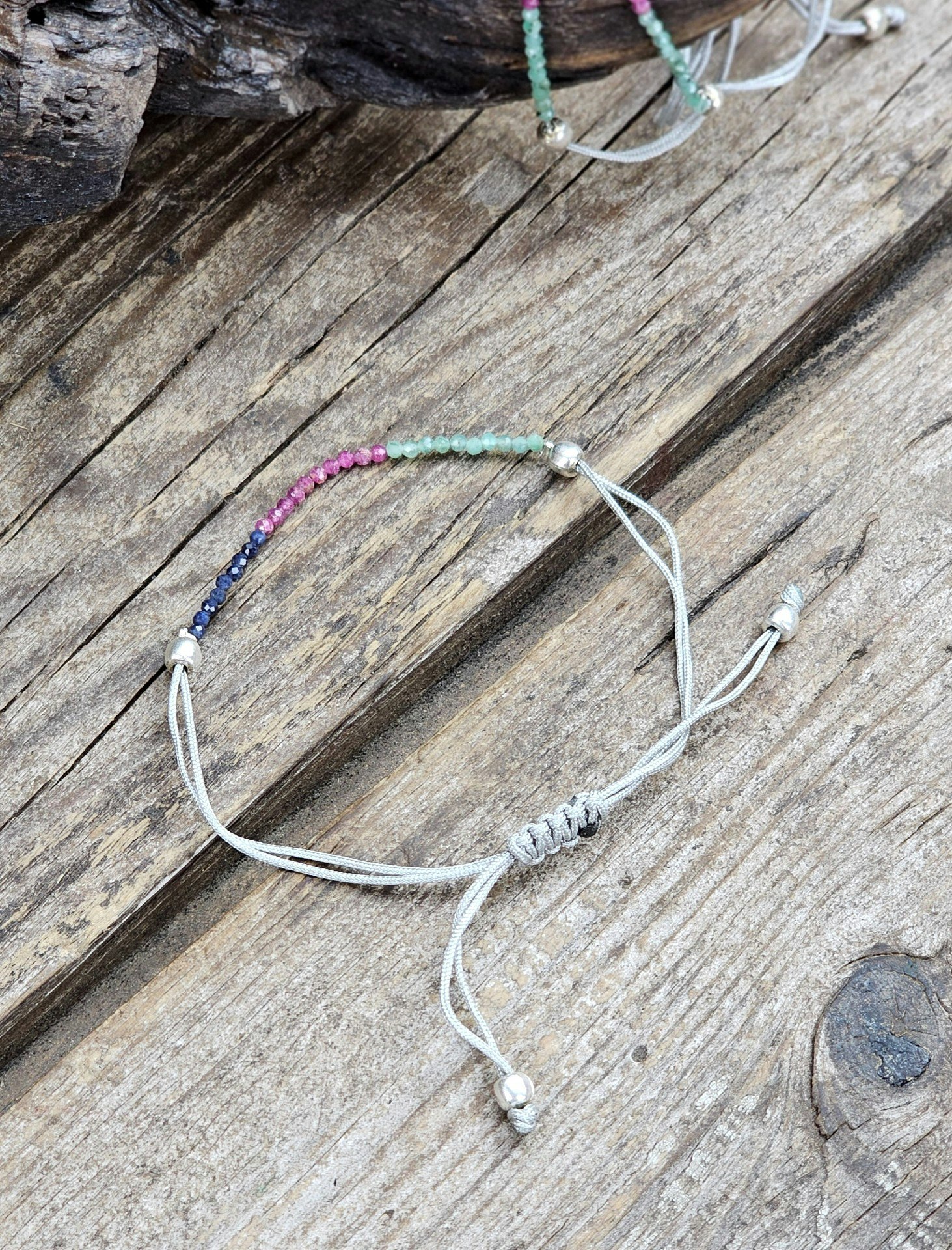Smaragd, Safir & Rubin, armband 3mm facetterade pärlor macramé