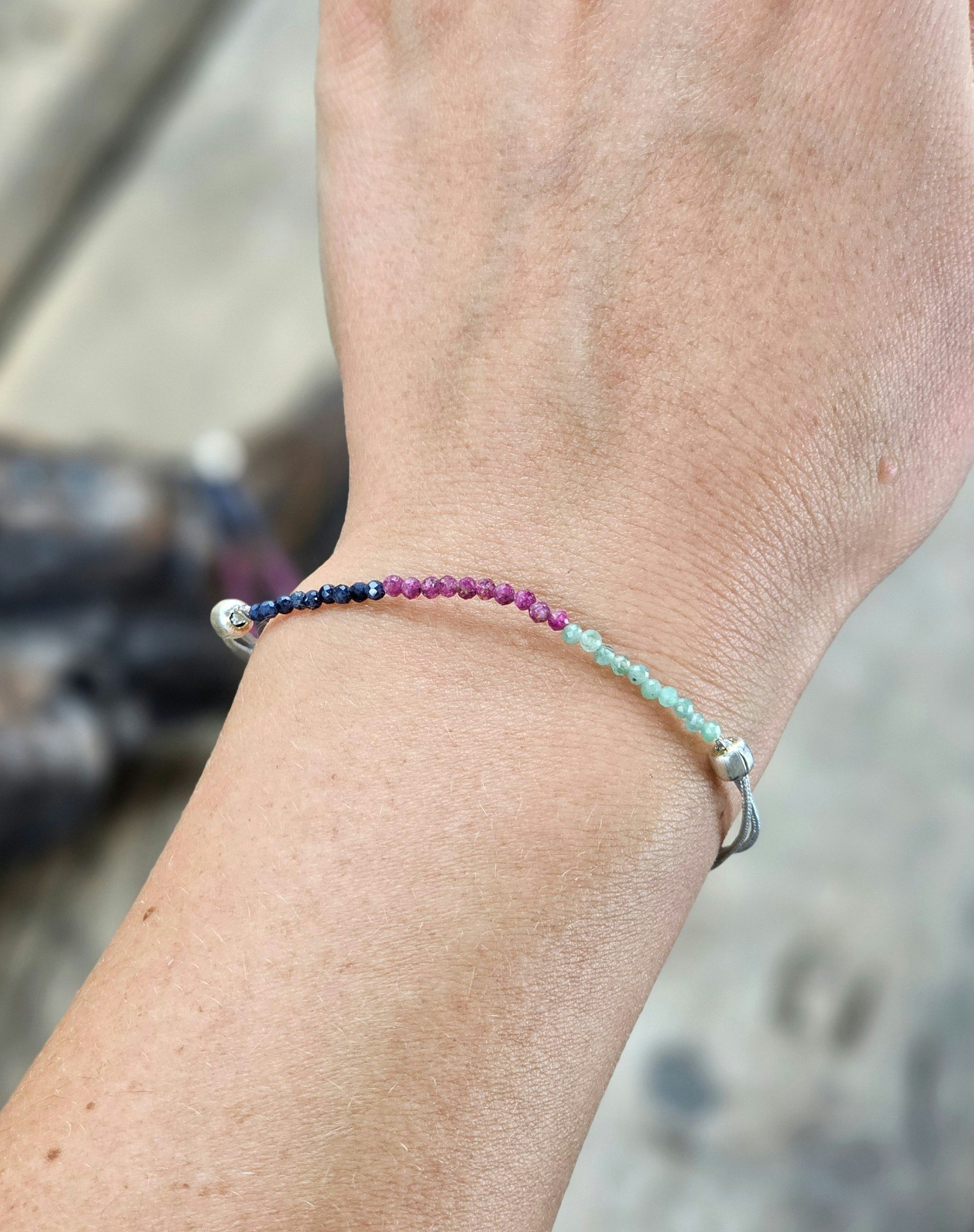 Smaragd, Safir & Rubin, armband 3mm facetterade pärlor macramé