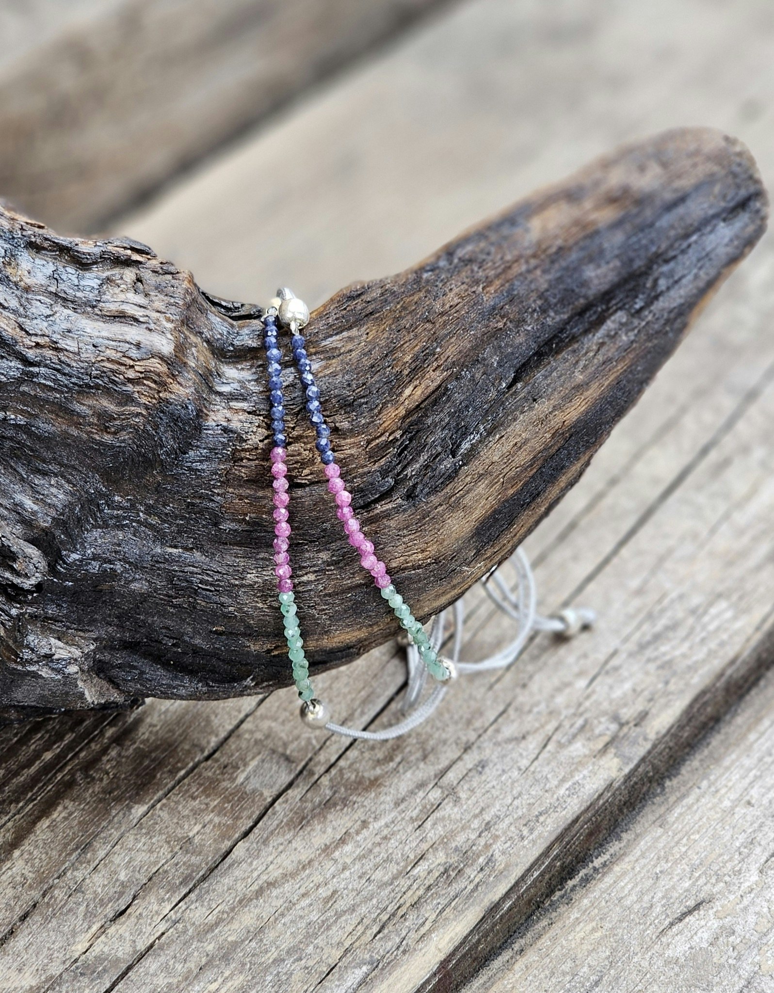 Smaragd, Safir & Rubin, armband 3mm facetterade pärlor macramé