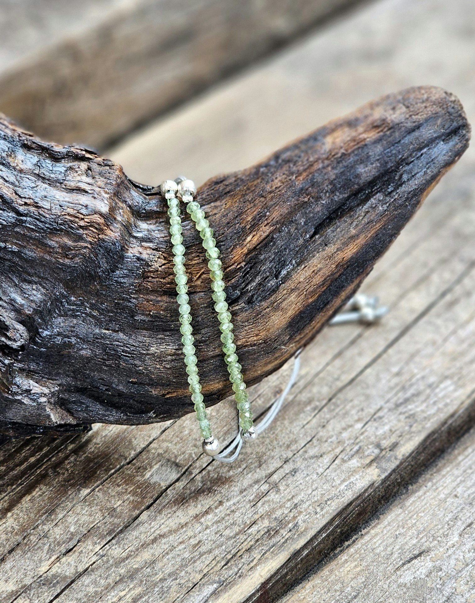 Grön Granat, armband 3mm facetterade pärlor macramé