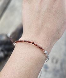 Granat, armband 3mm facetterade pärlor macramé