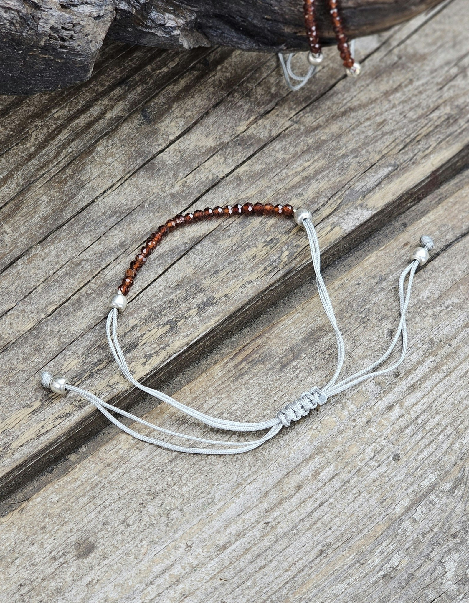 Granat, armband 3mm facetterade pärlor macramé