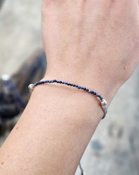 Safir, armband 3mm facetterade pärlor macramé