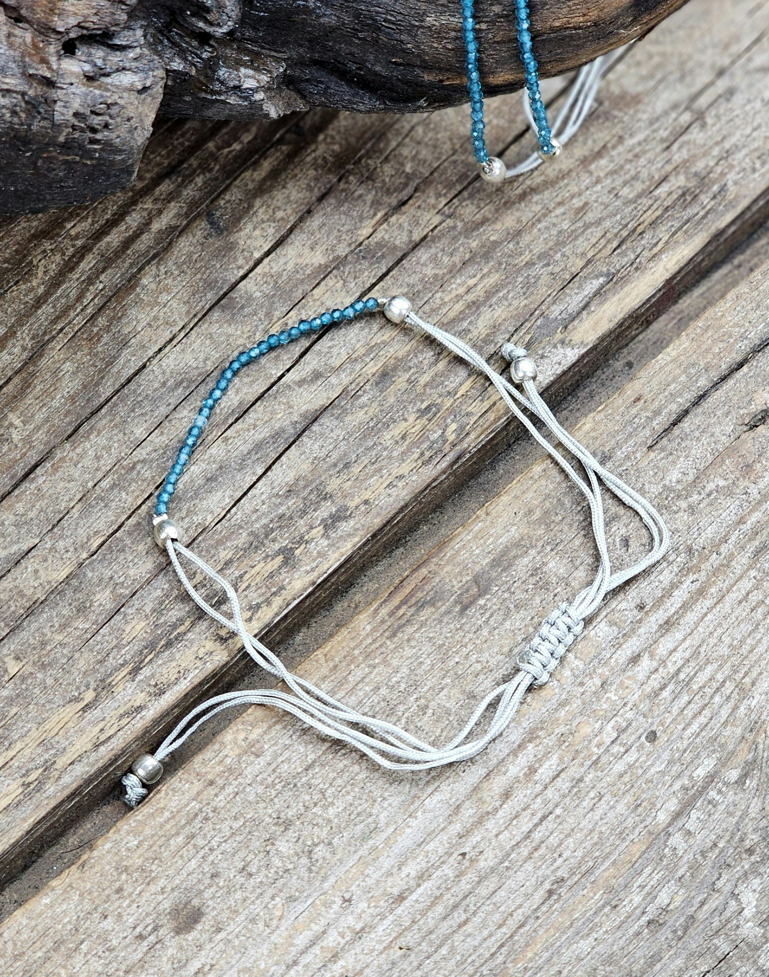 Blå Topas extra, armband 3mm facetterade pärlor macramé