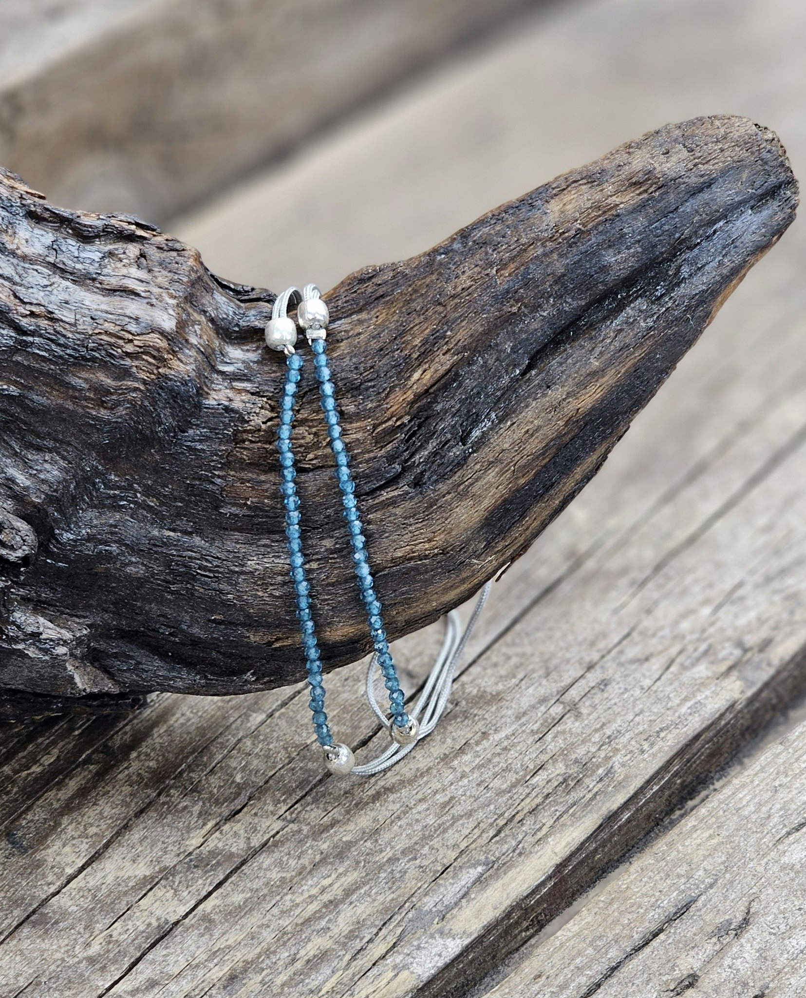 Blå Topas extra, armband 3mm facetterade pärlor macramé