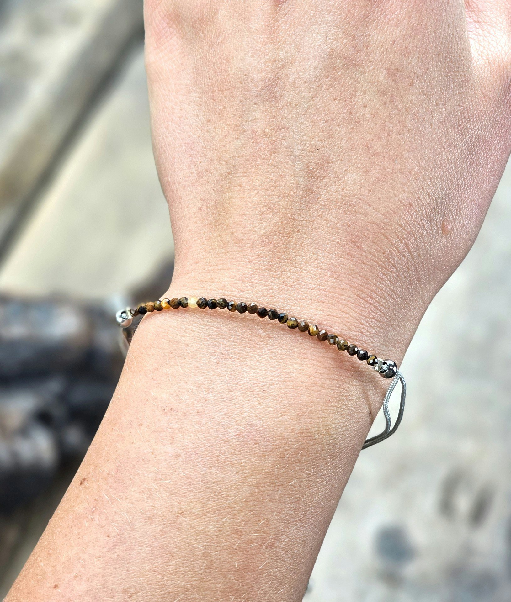 Tigeröga, armband 3mm facetterade pärlor macramé