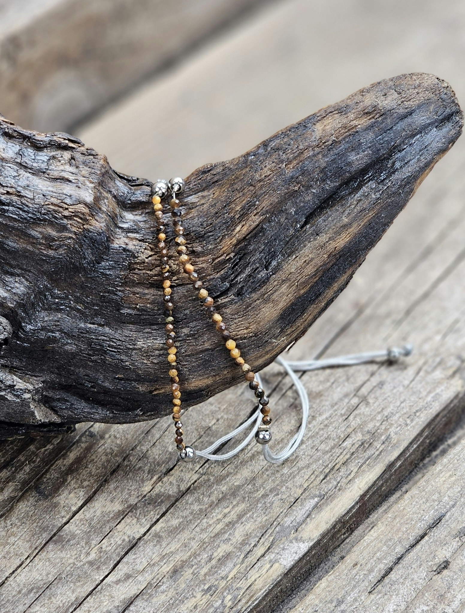 Tigeröga, armband 3mm facetterade pärlor macramé