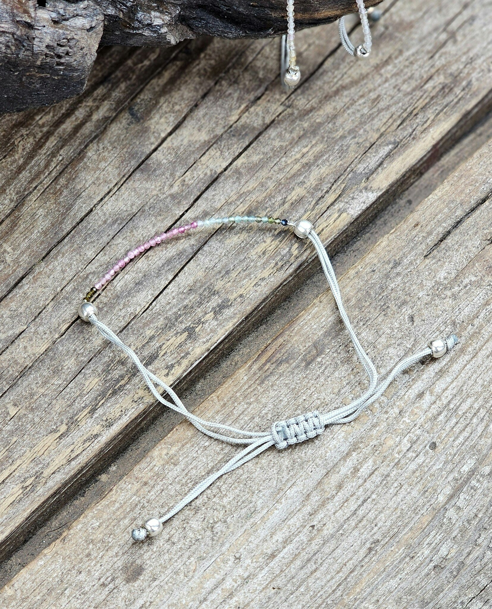 Vattenmelon Turmalin, armband 3mm facetterade pärlor macramé