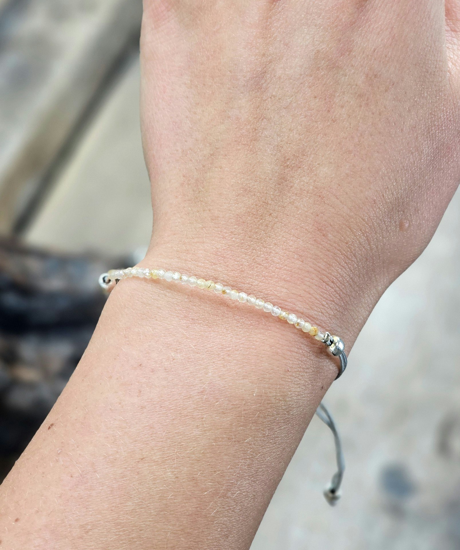 Guldrutilkvarts, armband 3mm facetterade pärlor macramé