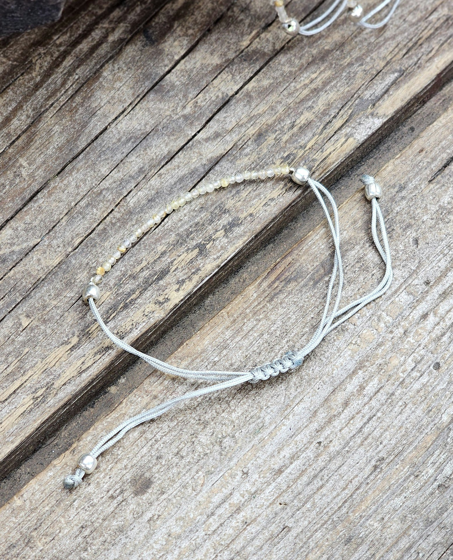 Guldrutilkvarts, armband 3mm facetterade pärlor macramé